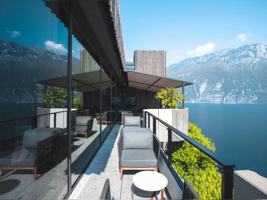 KE conçoit un espace protégé pour deux terrasses, avec vue sur un magnifique lac, à Limone sul Garda