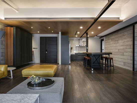 Une palette de bois, de métal, et de béton pour cet intérieur d'appartement dans Taiwan