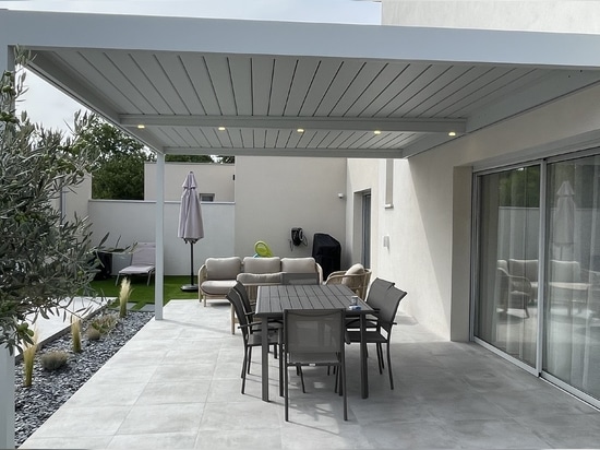 Pergola bioclimatique SPR02.2 gris clair RAL7035