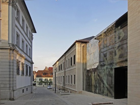 le bâtiment de la vieille école s'est maintenant joint à la prolongation développée récemment avec le façade en verre