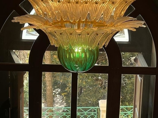 Lustre avec palmettes en cristal clair et sphère en verre soufflé vert