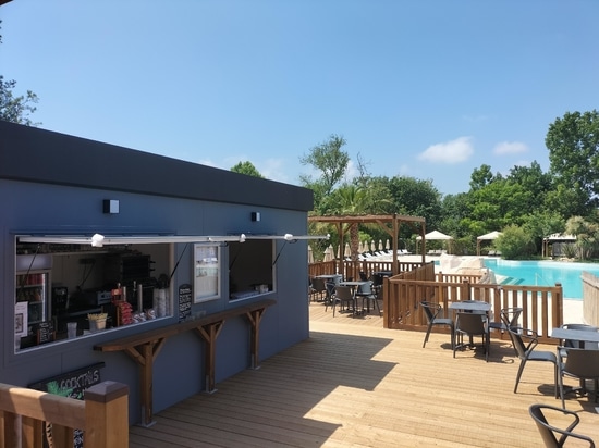 Un kiosque au bord de la piscine d'un hôtel