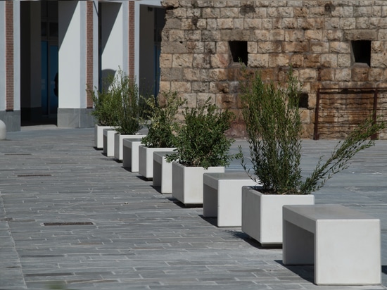 LE MOBILIER URBAIN ET LA MER : CALZOLARI À LIVOURNE, TOSCANE