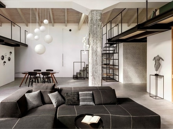 Un loft moderne noir et blanc revêtu de dalles en grès cérame