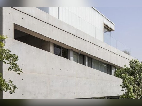 La Chambre magnifique de coupe de béton dans des ressembler de Tel Aviv à elle a été découpée hors d'une d'une seule pièce de béton