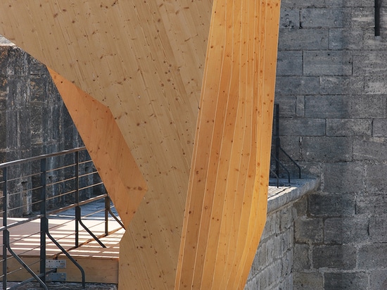 le façade de l'intérieur du rempart montre une structure qui a envahi les murs