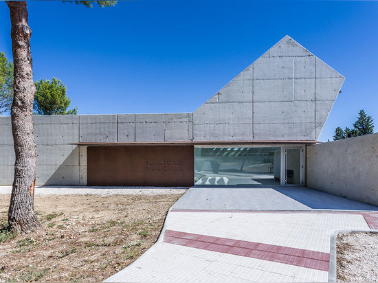 la matérialité du bâtiment est le béton blanc, fini dans plusieurs traitements superficiels