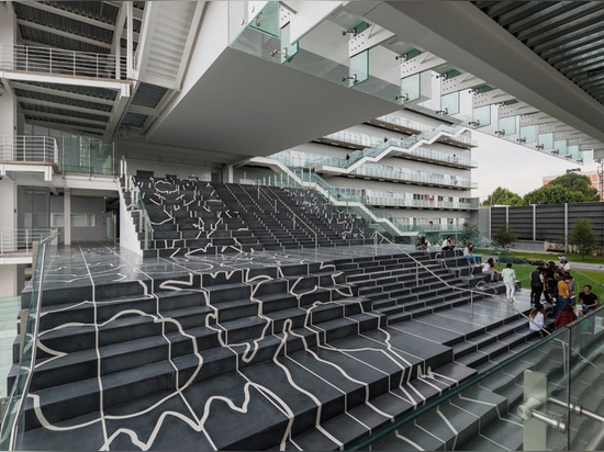 un escalier externe monumental a été conçu par le hendrix hollandais-né de janv. d'artiste