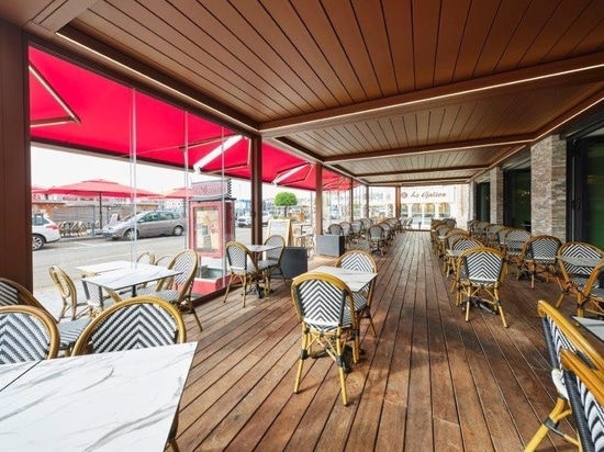 KE pour la terrasse d'un restaurant typique sur le port en Normandie