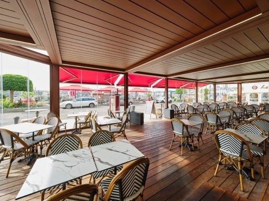 KE pour la terrasse d'un restaurant typique sur le port en Normandie