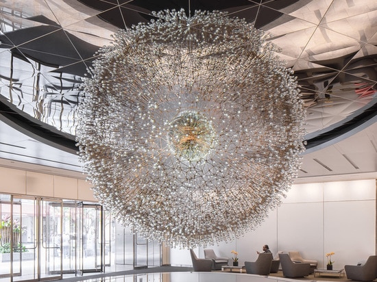 Cette sculpture Chicago est faite à partir plus de 3000 corps ronds en verre soufflés par main