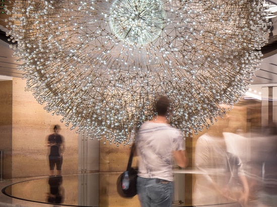 Cette sculpture Chicago est faite à partir plus de 3000 corps ronds en verre soufflés par main