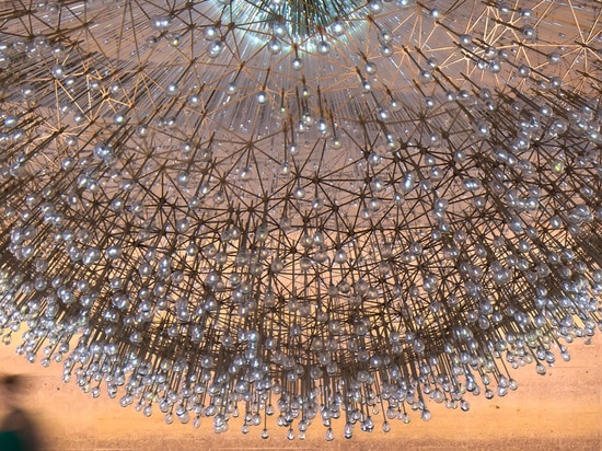 Cette sculpture Chicago est faite à partir plus de 3000 corps ronds en verre soufflés par main