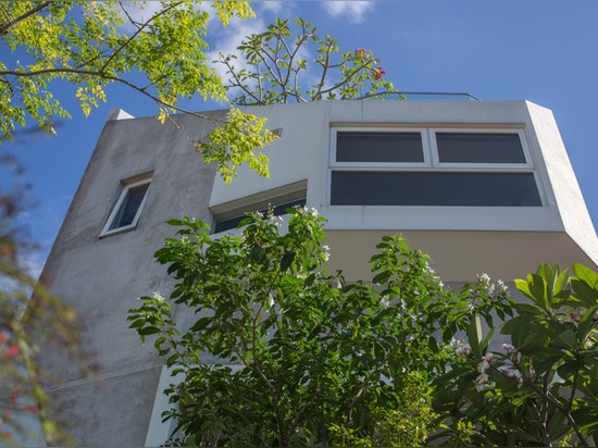 Plusieurs niveaux des espaces ouverts à gradins sont trouvés à l'intérieur de cette nouvelle maison à Singapour