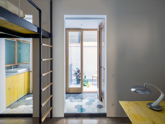 les nookarchitects conçoivent l'intérieur d'un appartement de grenier à Barcelone