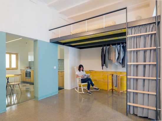 les nookarchitects conçoivent l'intérieur d'un appartement de grenier à Barcelone