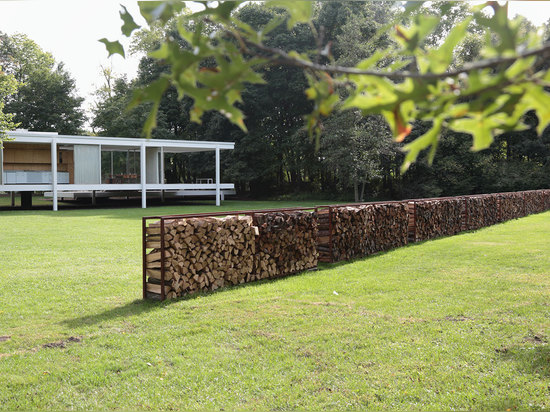 En tant qu'élément du programme, l'artiste Iñigo Manglano-Ovalle de sculpteur et de vidéo a créé un dessin-modèle linéaire et sculptural fait de notations. Le morceau accentue la maison allongée, f...