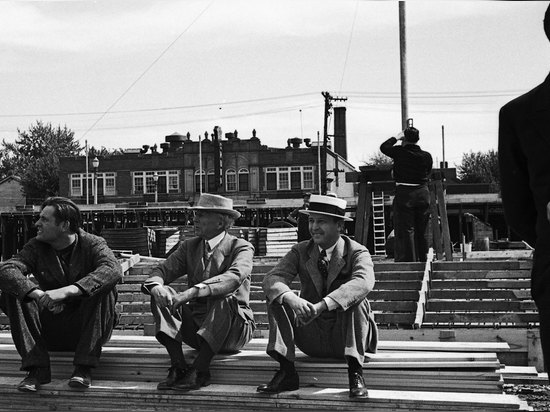 À haute fréquence Johnson, Jr. se repose avec Frank Lloyd Wright et son apprenti, Wes Peters, pendant l'essai de poids d'une colonne dendriforme pour le bâtiment d'administration de Sc Johnson en 1...