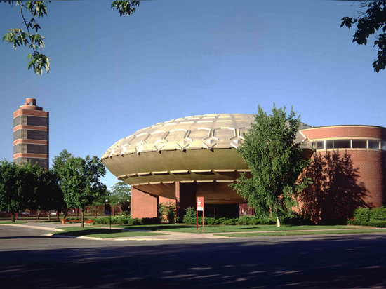 Le théâtre d'or de Rondelle a été établi pour l'Exposition universelle de 1964/1965 à New York. Il a été dans Racine depuis 1968, montrant à des visiteurs de divers films Johnson-commissionnés par ...