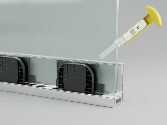 La combinaison de la cale, d’un Q-disc et d’un outil spécial permet d’aligner et de fixer facilement et rapidement chaque panneau de verre.