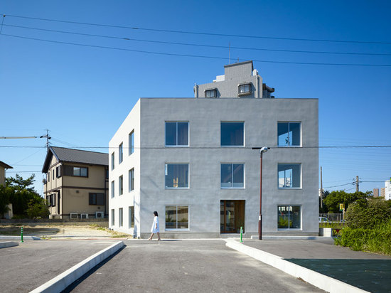 situé dans les banlieues de Nagoya, l'extérieur est une structure à trois niveaux simple