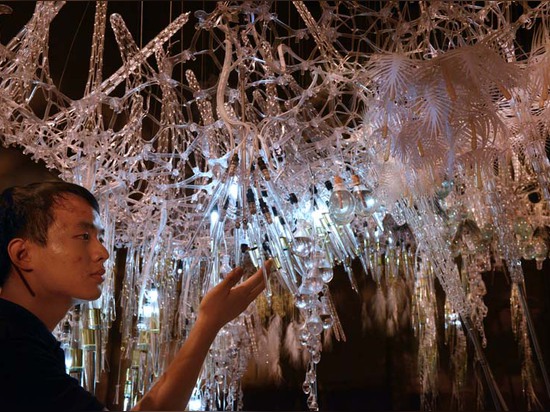 les filtres cloud-like de mylar ajoutent un sentiment moléculaire à toute l'installation