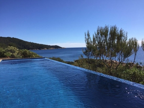 Piscine avec vue sur l'océan