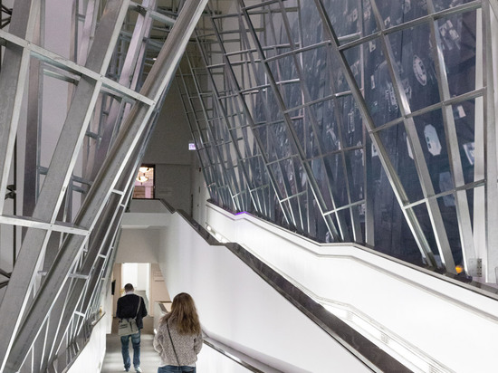 Le SOL utilise les goujons en acier pour créer un passage arqué treillagé à l'intérieur des sièges sociaux de Biennial de Chicago