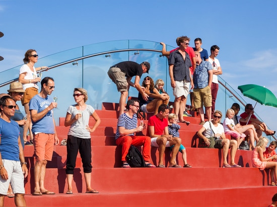 MVRDV accomplit le pavillion de tennis d'Amsterdam avec la cuvette d'allocation des places sur le toit