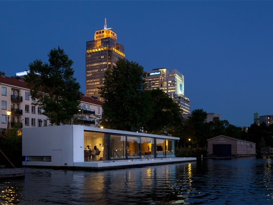 Le flottement à la maison par +31 architectes est amarré sur un fleuve d'Amsterdam