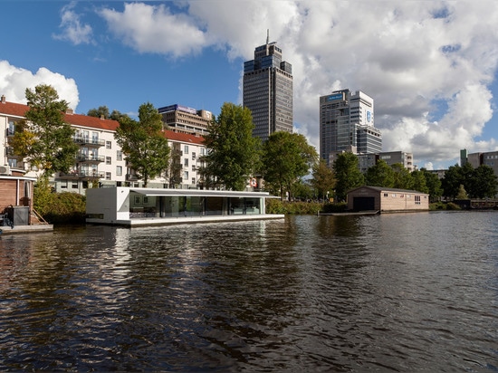 Le flottement à la maison par +31 architectes est amarré sur un fleuve d'Amsterdam