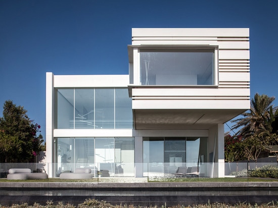 La Chambre de Pitsou Kedem par la mer comporte des murs en aluminium stripy et une chambre à coucher en porte-à-faux