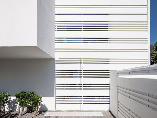 La Chambre de Pitsou Kedem par la mer comporte des murs en aluminium stripy et une chambre à coucher en porte-à-faux