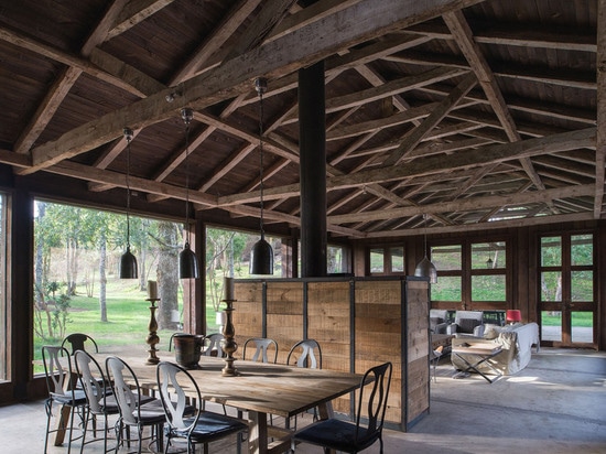 Estudio Valdés réutilise le toit et la structure d'une grange abandonnée pour construire la Chambre au lac Ranco