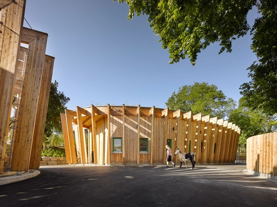 Kresings Architektur ajoute les clôtures animales de mélèze au zoo choyant en Allemagne