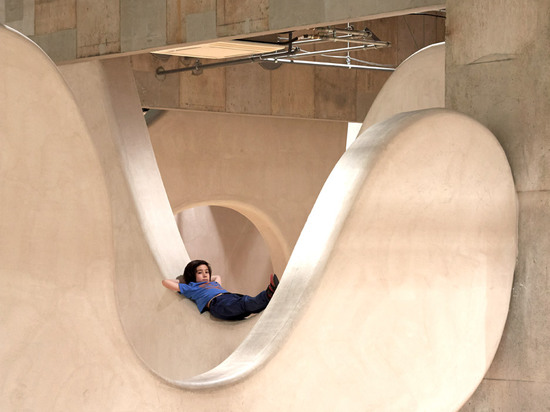 Junya Ishigami crée la pépinière avec les murs nuage-formés à l'intérieur d'un gratte-ciel