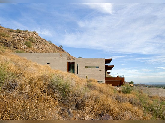 le studio de chen + de suchart enfoncent la résidence de montagne de maman sur la pente