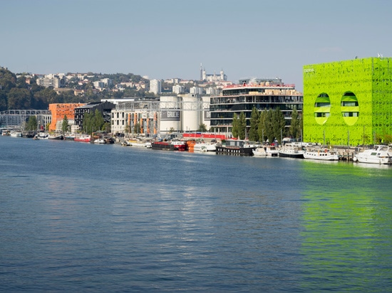 le cube vert est situé le long des banques du fleuve de saône à Lyon