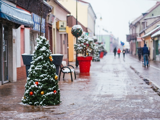 La magie de Noël dans les espaces publics : Transformer les villes avec des jardinières et des décorations festives