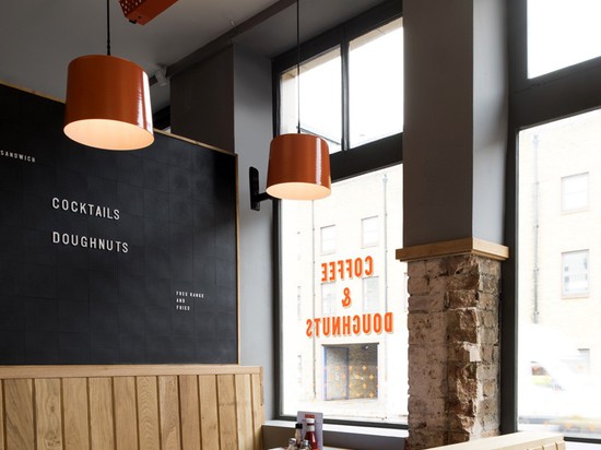 le formica bleu marqué des dessus de table sont placés entre l'allocation des places de banquette de chêne