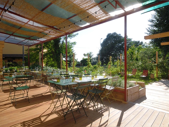 en dehors de diner est grâce possible à la véranda qui donne sur dans le jardin