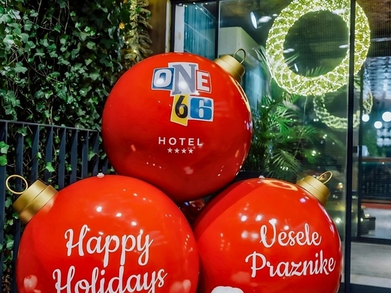 Une image de marque festive à l'hôtel one66 : des boules de Noël géantes