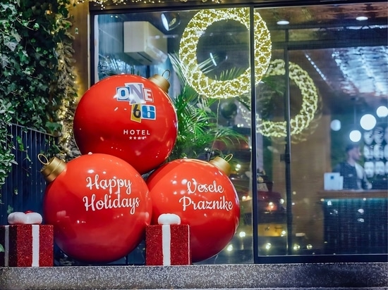 Une image de marque festive à l'hôtel one66 : des boules de Noël géantes