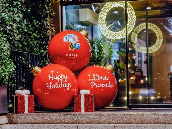 Une image de marque festive à l'hôtel one66 : des boules de Noël géantes