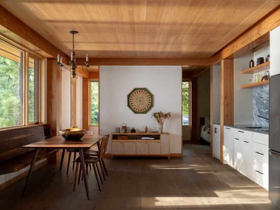 Les poteaux et les poutres en bois apparent ajoutent une touche rustique et chaleureuse à cette petite cabane