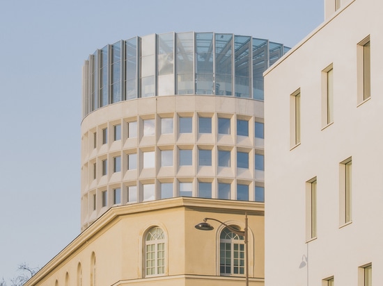 La couronne de verre prismatique de Maud Caubet Architectes prolonge la tour de bureaux racine à Paris