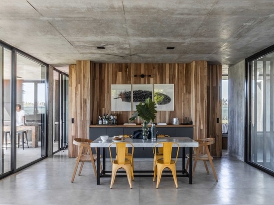 Une maison qui s'élève du sol et forme un jardin à trois niveaux