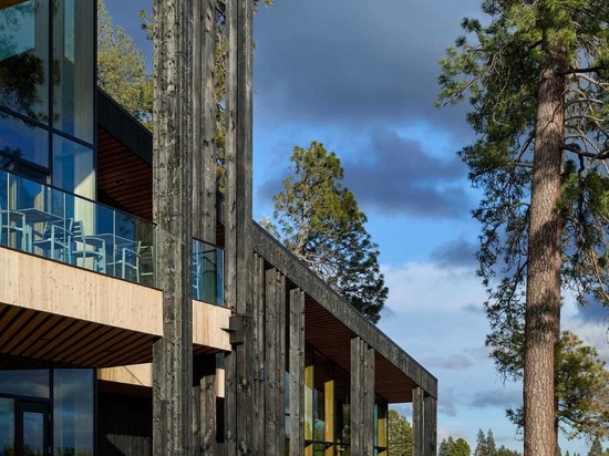 L'intérieur en bois chaleureux contraste avec l'extérieur en cèdre noir carbonisé de ce Ranch Lodge dans l'Oregon