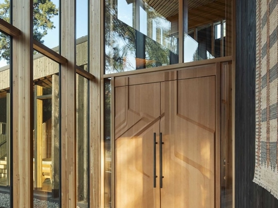 L'intérieur en bois chaleureux contraste avec l'extérieur en cèdre noir carbonisé de ce Ranch Lodge dans l'Oregon