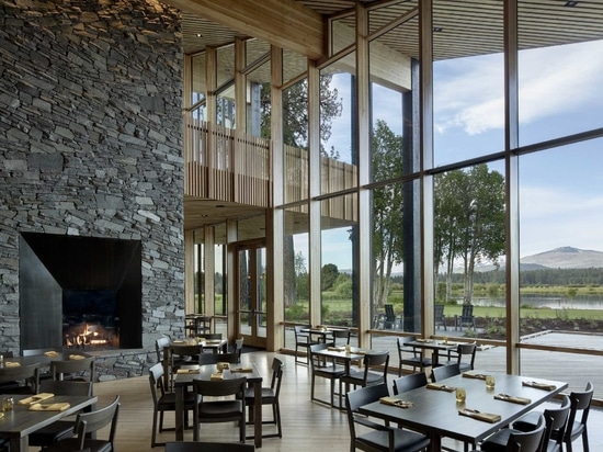 L'intérieur en bois chaleureux contraste avec l'extérieur en cèdre noir carbonisé de ce Ranch Lodge dans l'Oregon